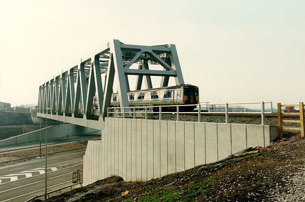 File:1990 - Brinnington Railway Bridge.jpg